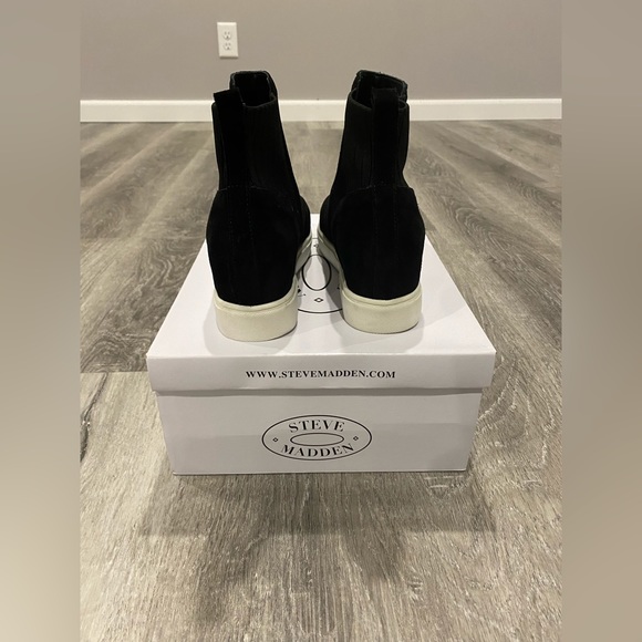 Ankle-boot silhouette Steve Madden sneakers, rendered in refined suede. … - Picture 12 of 13